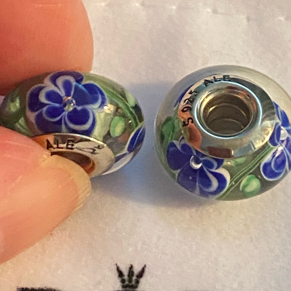 Preowned Pandora Blue Daisies Murano Glass Bead.